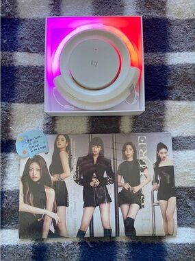 ITZY official light ring and/or Cheshire Sealed Official Album version 3 kpop